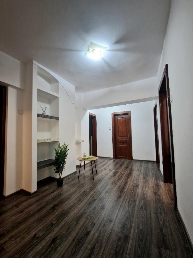 Cozy Appartment In The Center Targoviste Exteriör bild